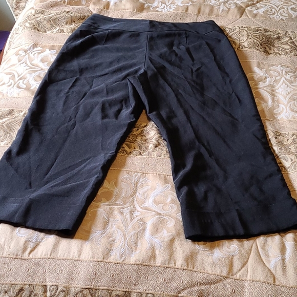 Ladies capris pants - Picture 2 of 3